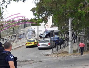 Ενώπιον του ανακριτή o περιπτεράς που είχε ταμπουρωθεί στον ΟΚΑΝΑ στα Χανιά (φωτό)